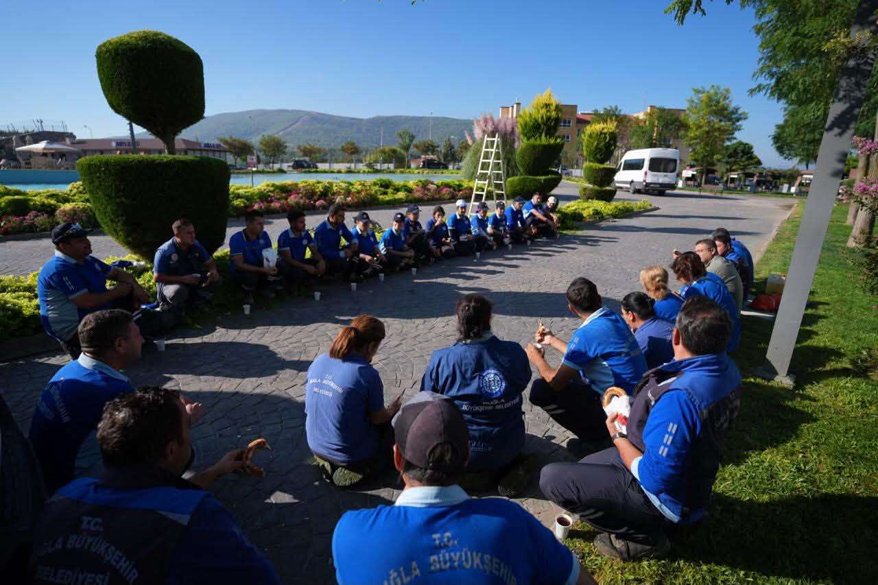 Muğla Büyükşehir Belediyesi Genel Sekreteri Tayfun Yılmaz Sahada Belediye Personeliyle Buluştu 1
